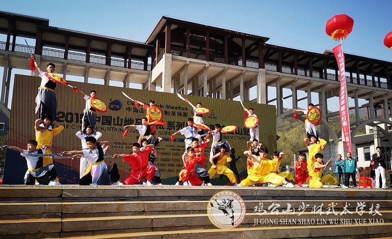 信阳市鸡公山少林武术学校武术表演《英雄梦》