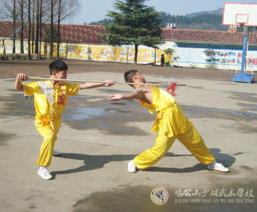 少时独自入少林寺学习武术 40岁与小18岁模特成婚 如今