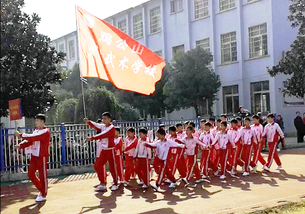 发展体育事业，增强人民体质。河南信阳鸡公山少林武术学校2举行019年秋季田径运动会